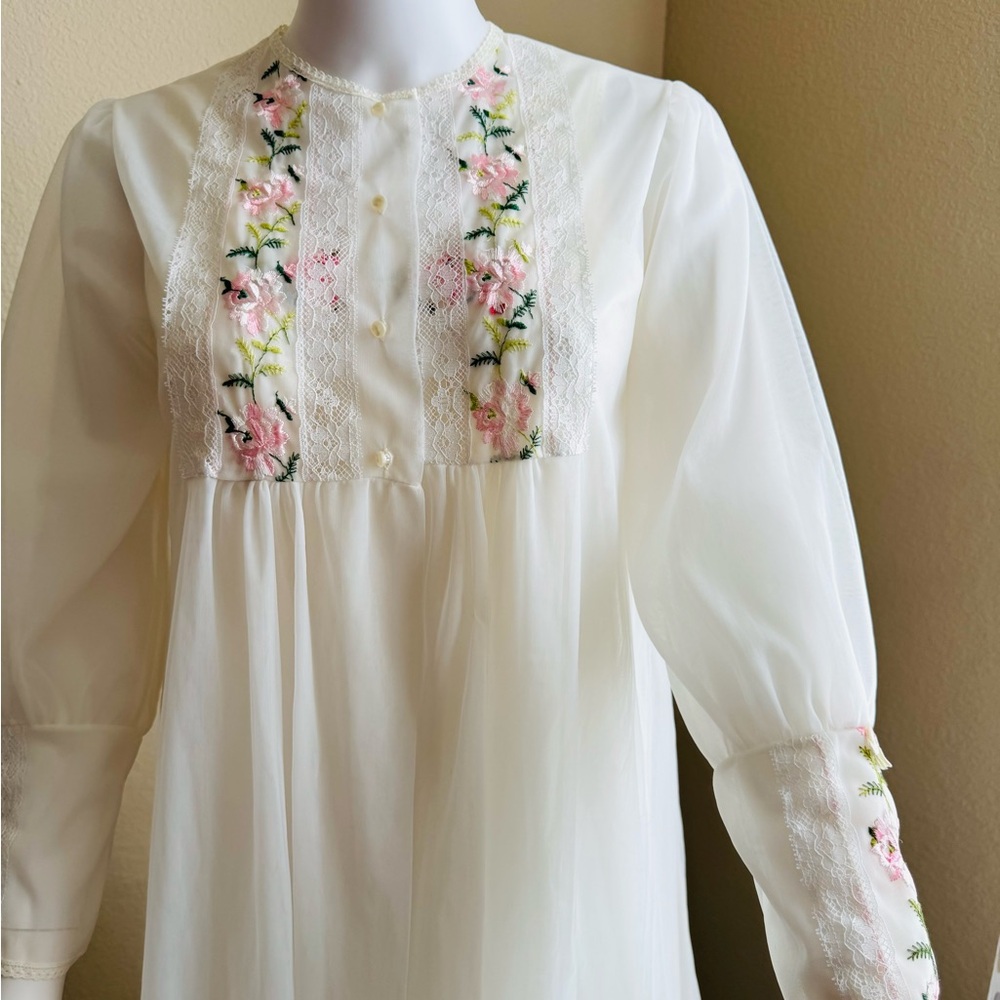 Lovely Cream Floral Embroidered Robe - Picture 5 of 8